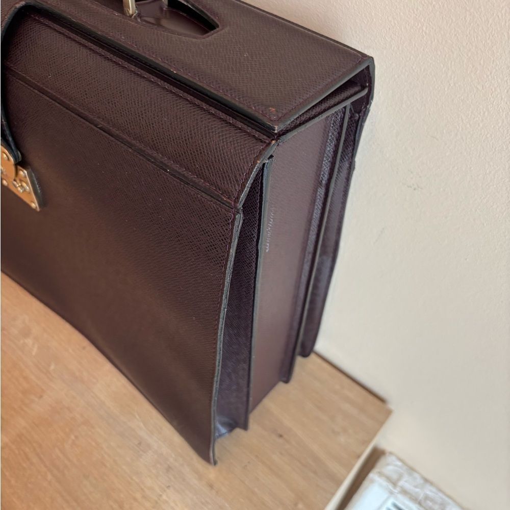 Authentic Louis Vuitton leather taiga briefcase - Picture 4 of 12